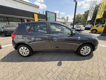 Car image 4