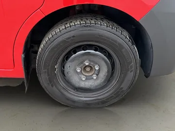 Car image 32