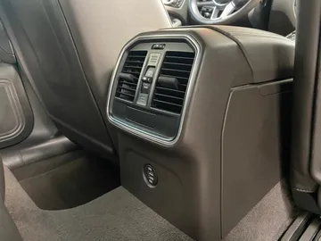 Car image 34