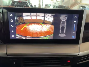 Car image 19