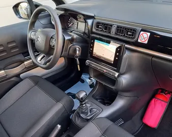 Car image 4