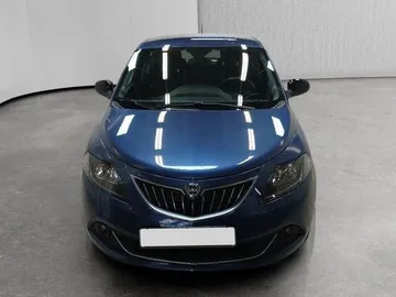 Car image 4