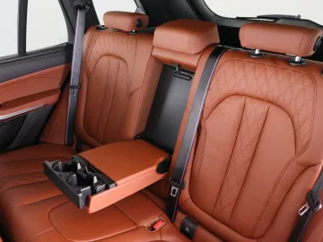 Car image 38