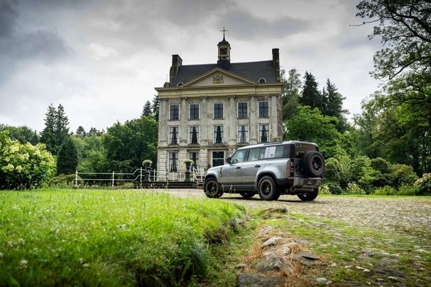 Land Rover Defender 110 P400 297 kW image number 32