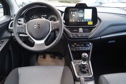 Car image 14