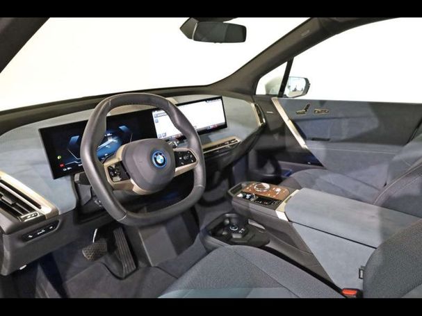 BMW iX xDrive40 240 kW image number 4