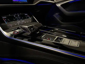 Car image 30