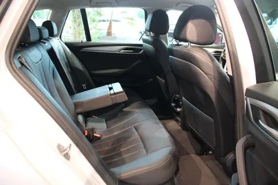 Car image 19