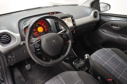 Car image 14