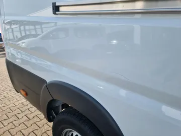 Car image 32
