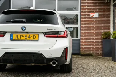 Car image 32