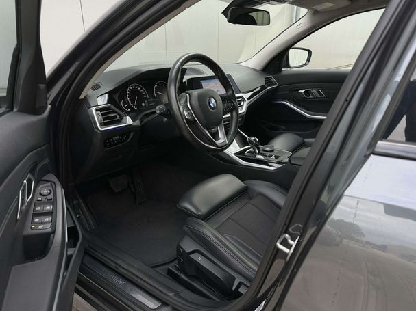 BMW 320i 135 kW image number 16