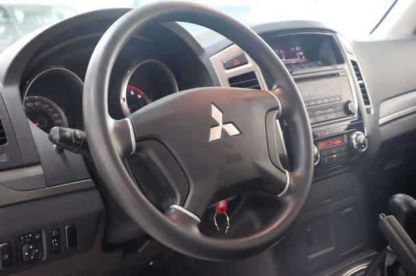 Mitsubishi Pajero 3.2 147 kW image number 15