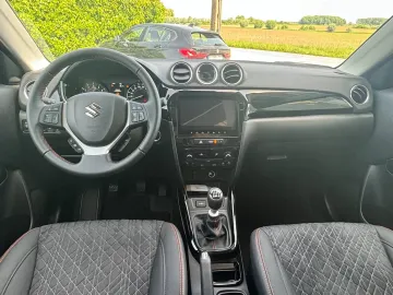 Car image 14