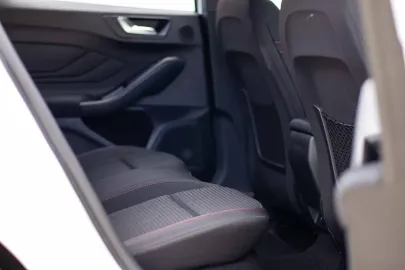 Car image 32