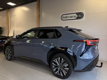 Car image 5