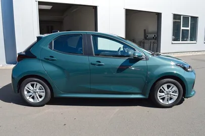 Car image 4