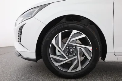 Car image 30