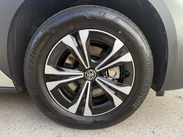 Car image 25
