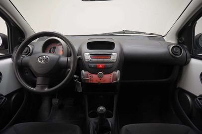 Car image 4