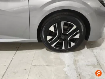 Car image 24