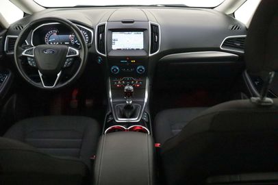 Car image 16