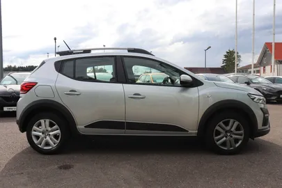 Car image 4
