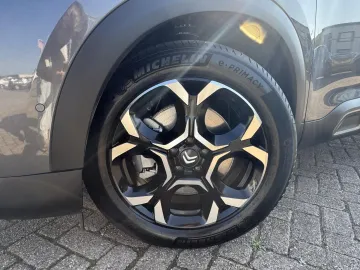 Car image 30