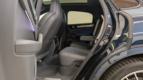 Car image 25