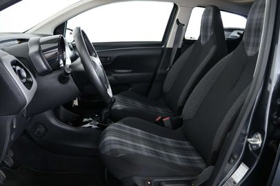 Car image 10