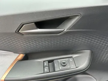Car image 33