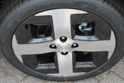 Car image 26