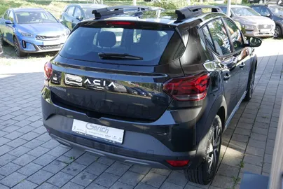 Car image 3