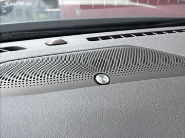 Car image 34