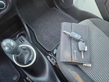 Car image 17