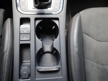 Car image 32