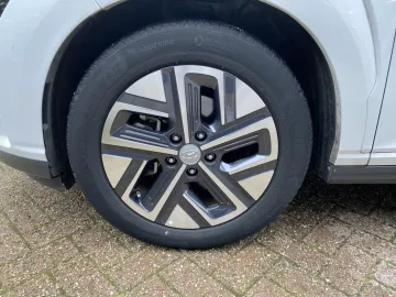 Car image 35