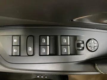 Car image 33