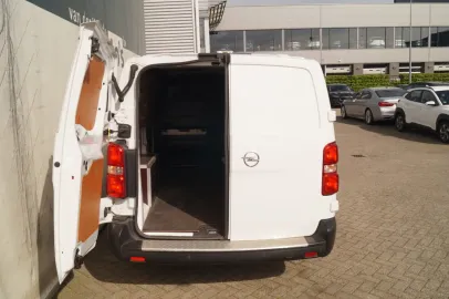 Car image 32