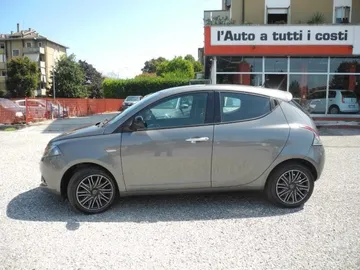 Car image 3