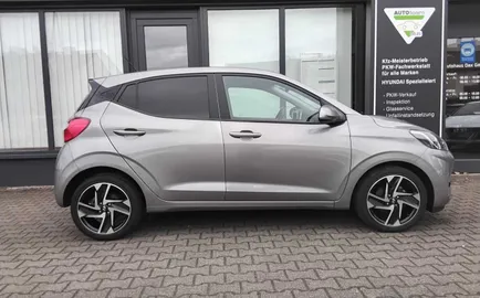 Car image 4