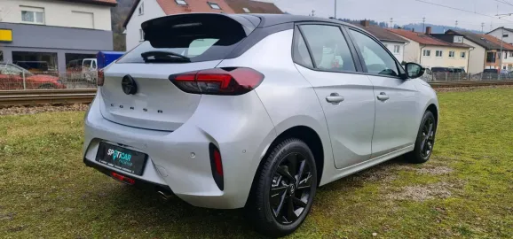 Car image 3