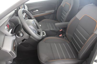 Car image 14