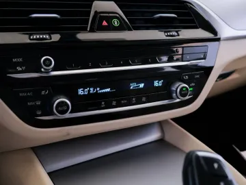 Car image 27