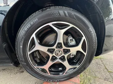 Car image 26