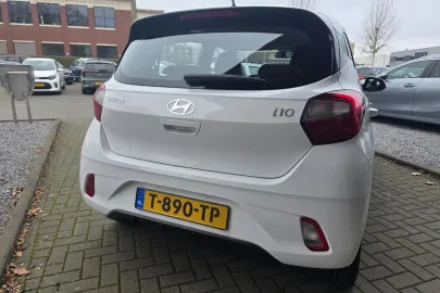 Car image 4