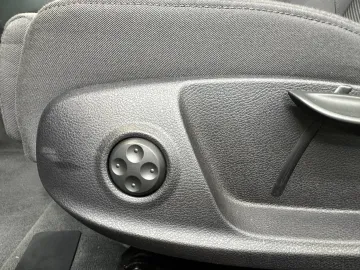 Car image 32