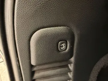 Car image 32