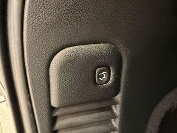 Car image 32
