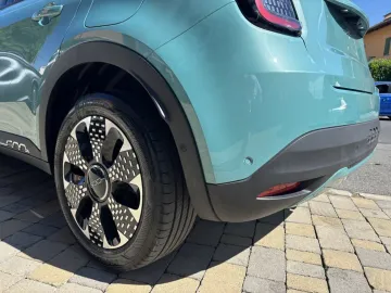 Car image 27